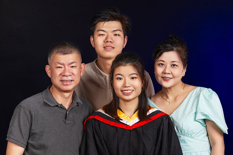 Graduation Family Photo sample
