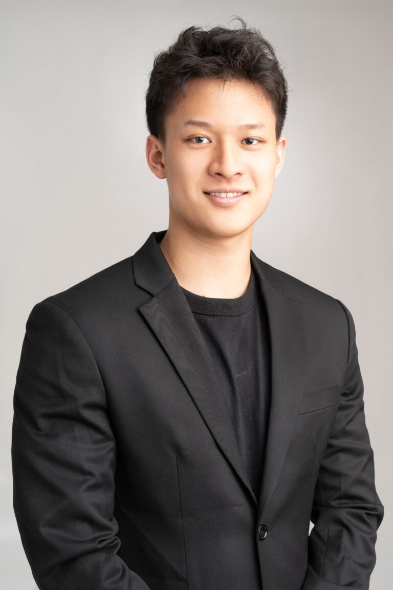 8 Ways to Make Your LinkedIn Photo Look Approachable and Confident