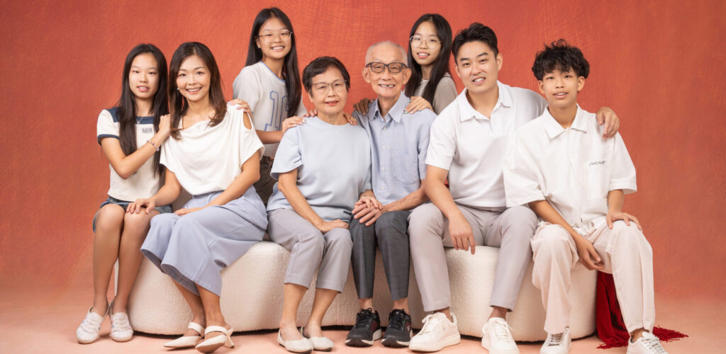 family photoshoot for 8 pax scaled e1785313791117